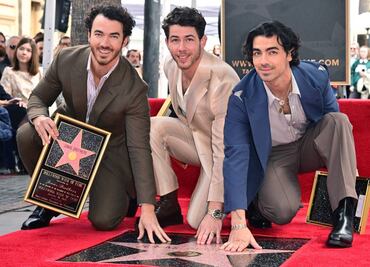 Los Jonas Brothers reciben su estrella en Hollywood junto a sus esposas e hijos
