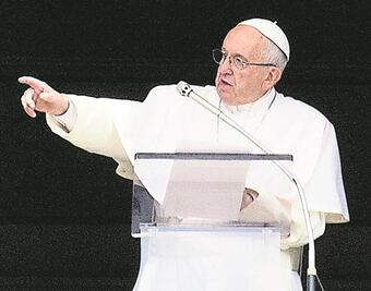 Papa critica que niños elijan su género