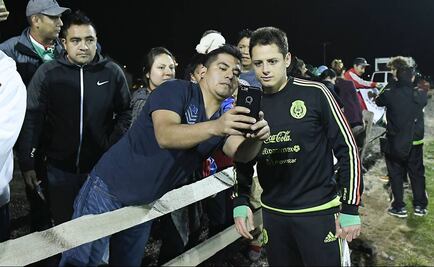 "Chicharito" busca dar alegría a mexicanos decepcionados por triunfo de Trump