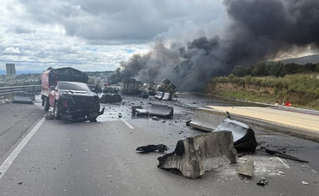 Cierran autopista México-Puebla por choque entre pipa, camioneta y tractocamión, lo cual desató un aparatoso incendio. Foto: Especial.