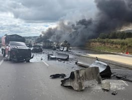 Choque e incendio de pipa provoca cierre total en la México-Puebla; automovilistas quedan varados