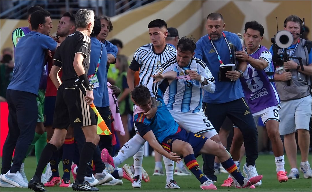 FIFA investigará a Argentina por el conato de bronca que sus futbolistas provocaron al final del partido / FOTO: EFE