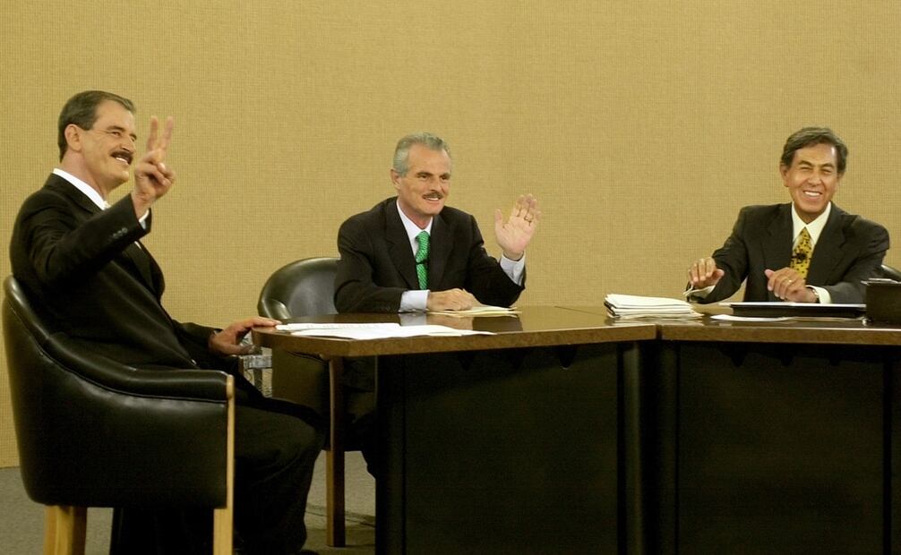 Con su actitud contestataria, Fox ganó la simpatía de un pueblo que estaba harto del modelo priista. El famoso “Hoy, hoy, hoy”, dicho en una reunión con Cuauhtémoc Cárdenas y Francisco Labastida para programar el segundo debate presidencial, mostró su terquedad e intransigencia, algo que le atrajo votantes, pero también alejó a indecisos. Foto: AP/José Luis Magaña.