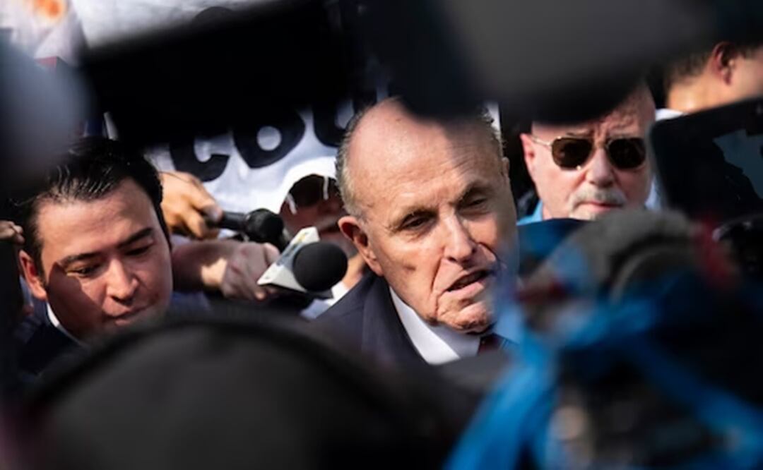 Rudy Giuliani habla con los medios después de ser ingresado en la cárcel del condado de Fulton en Atlanta el 23 de agosto. Foto: AP