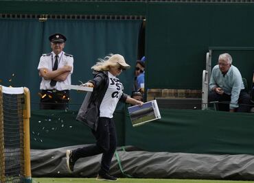 Ambientalistas de Just Stop Oil interrumpen partido de Wimbledon y lanzan confeti naranja
