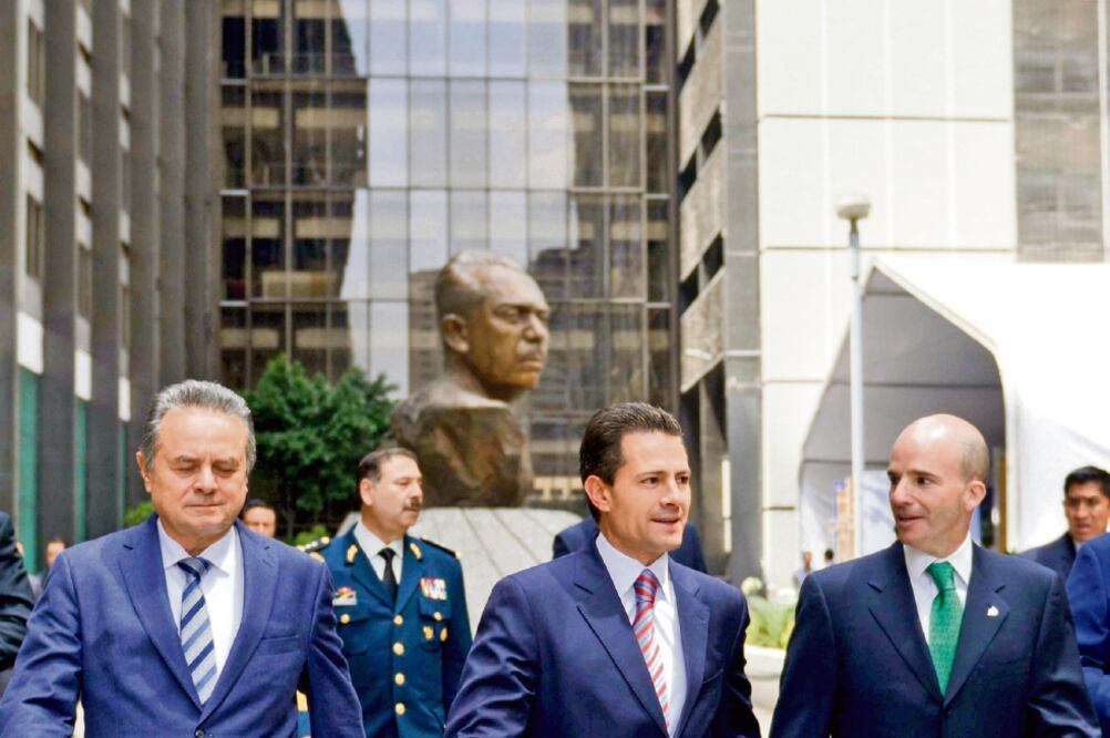 El secretario de Energía, Pedro Joaquín Coldwell; el presidente Enrique Peña Nieto, y el director de Pemex, José Antonio González, durante la conmemoración del 78 aniversario de la Expropiación Petrolera. FOTO: PRESIDENCIA