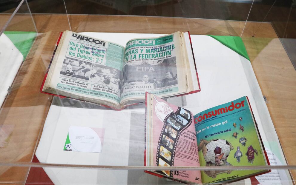 “¡Nos vamos al mundial!", exposición que se exhibe en la Sala de Exposiciones de la Biblioteca Nacional de México.
Foto: Beatriz López, Departamento de Difusión del IIB, cortesía