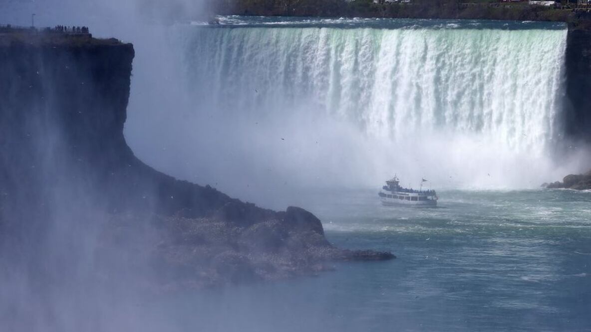 El hombre cayó más de 50 metros en la cascada más grande de las cataratas del Niágara y se salvó. Foto: Getty Images
