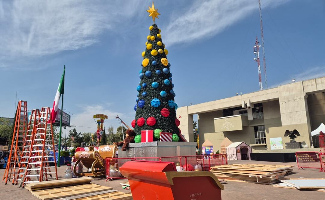 Inician preparativos para la verbena navideña en el Monumento a la Revolución y  alcaldía Cuauhtémoc. Foto: Jorge Alejandro Medellín