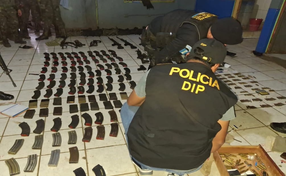 Incautan arsenal y detienen a cinco en frontera con Guatemala; aseguran fusiles, granadas y miles de municiones. Foto: Especial