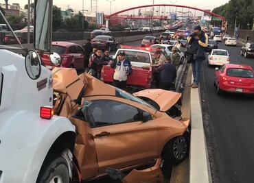 Tráiler choca contra autos en Periférico Norte; reportan un muerto