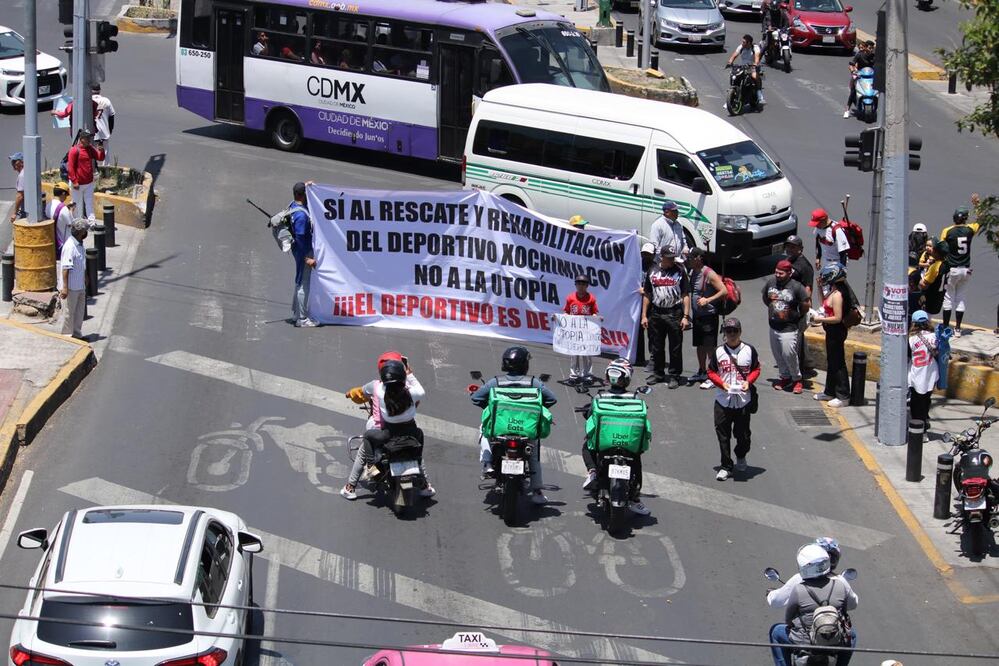 Manifestantes en División del Norte y Avenida Ignacio Ramírez, para exigir la reubicación del proyecto de una utopía. Foto: Darío Luna/ELUNIVERSAL