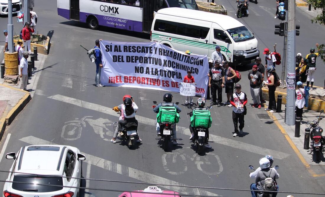 Manifestantes en División del Norte y Avenida Ignacio Ramírez, para exigir la reubicación del proyecto de una utopía. Foto: Darío Luna/ELUNIVERSAL