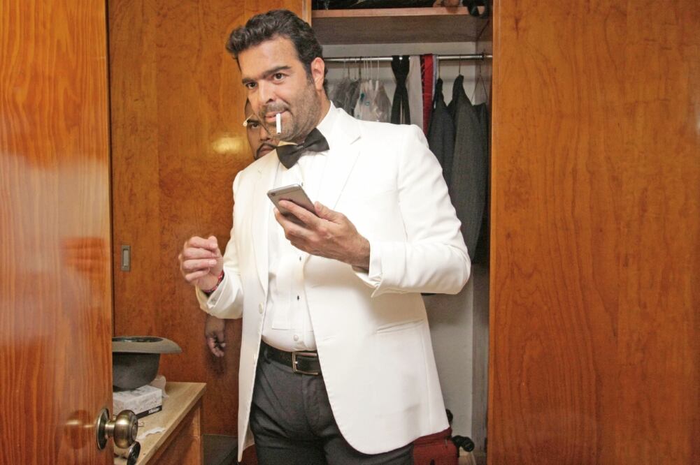 Pablo Montero fuma un cigarro y da la última revisión al celular antes de salir a escena. (FOTOS: CARLOS MEJÍA. EL UNIVERSAL)