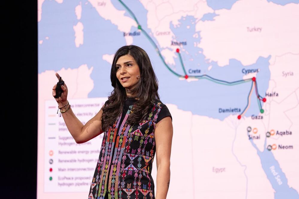 Nada Majdalani ilumina el camino hacia la paz a través de la cooperación climática, demostrando cómo soluciones como la energía solar pueden fomentar la integración regional y la prosperidad en el Medio Oriente, incluso en medio del conflicto. Junio 16 - 18, 2025, Nairobi, Kenia. Foto: Callie Giovanna / TED