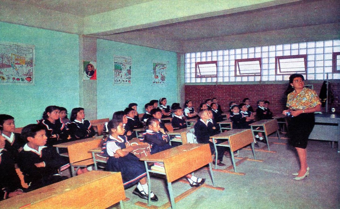 Salón de clases a nivel primaria a inicios de los años sesenta. La maestra impartía varias materias, incluyendo historia. Era común adornar el salón con ilustraciones de los héroes de la patria para reforzar el conocimiento y el vínculo de los alumnos con la historia. Colección Villasana.