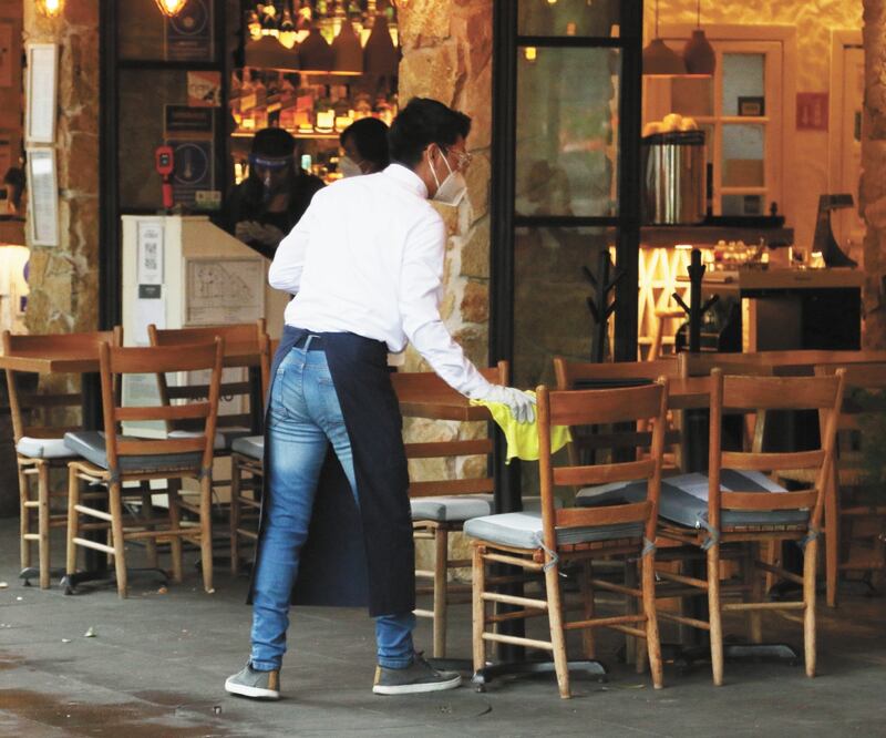 El programa Ciudad al Aire Libre, impulsado por el Gobierno de la Ciudad de México, permite que restaurantes coloquen mesas en las banquetas. Foto: ARCHIVO EL UNIVERSAL