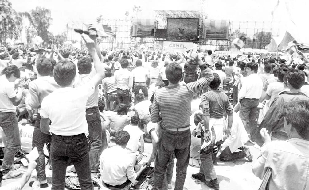 Transmisión del México vs. Paraguay en Deportivo Los Galeana, 8 de junio 1986. EL UNIVERSAL confirmó que en algunos reclusorios también podrían verse contados partidos del mundial, mientras no entorpecieran las labores de los prisioneros; además, algunos artículos realizados por reclusos estaban disponibles para su compra en los tianguis mundialistas. Foto: Julio Argumedo/Archivo EL UNIVERSAL.