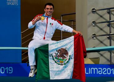 Yahel Castillo deja plantados a todos en inauguración de tienda deportiva