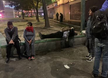 Día de la Revolución Mexicana: Usuarios del Metro olvidan horario festivo y esperan una hora afuera, en el frío