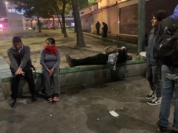 Día de la Revolución Mexicana: Usuarios del Metro olvidan horario festivo y esperan una hora afuera, en el frío