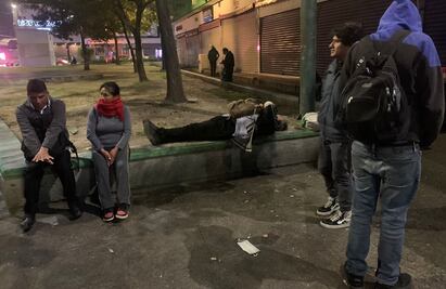 Día de la Revolución Mexicana: Usuarios del Metro olvidan horario festivo y esperan una hora afuera, en el frío