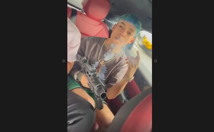 Natanael Cano genera polémica al pasear por la CDMX con aparente arma de fuego