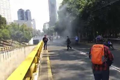 Presuntos simpatizantes de Ayotzinapa provocan disturbios en metro Auditorio