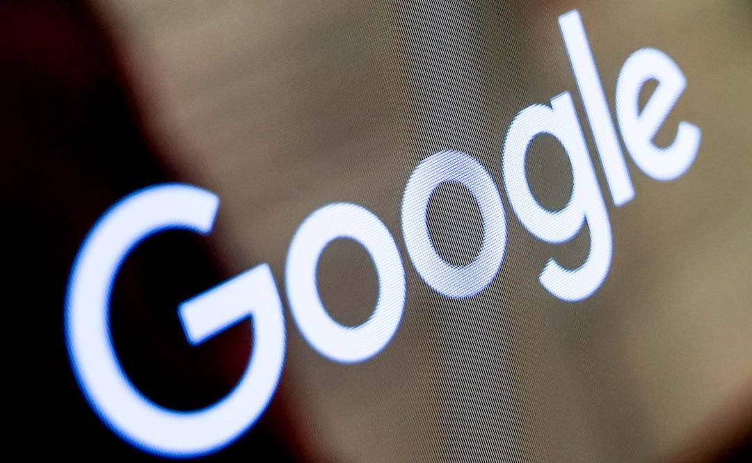 Fotografía de archivo del 11 de noviembre de 2025 que muestra el logo de Google, en Berlín (Alemania). En el cuarto trimestre del año, el más seguido en Wall Street, Alphabet tuvo un beneficio neto de 34.455 millones (un 30 % más interanual) y una facturación de 113.828 millones (un 18 % más), lo que atribuyó al crecimiento de los segmentos Google Services y Google Cloud. Foto: EFE