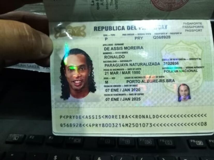 Filtran supuesto pasaporte falso por el que detuvieron a Ronaldinho