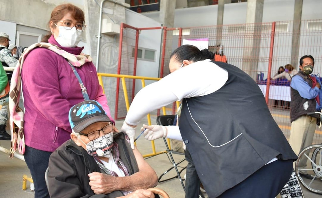 El gobierno del Estado de México dijo que si bien hay buena respuesta por parte de la ciudadanía, el llamado es que las personas de la tercera edad confíen en la aplicación del biológico. Foto: Especial 