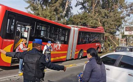 Metrobús choca contra árbol por evadir a motociclista en Aragón