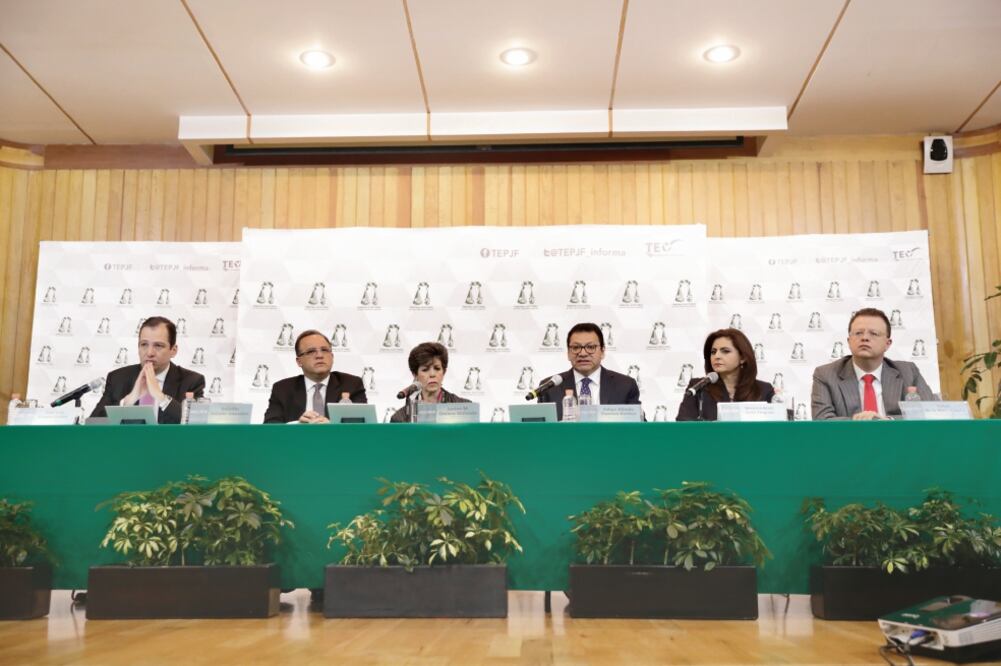 Los magistrados José Luis Vargas Valdés; Indalfer Infante Gonzáles; Janine Madeline Otálora Malassis (presidenta del TEPJF); Felipe Alfredo Fuentes Barrera; Mónica Soto Fregoso, y Felipe de la Mata. (IVAN STEPHENS. EL UNIVERSAL)