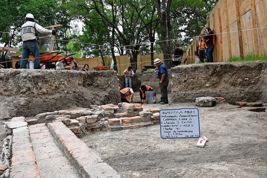 A mediados de 2023 se encontraron 10 tumbas troncocónicas cerca de la Avenida Constituyentes durante los trabajos de la Línea 3 del Cablebús; cinco de las fosas tenían vestigios humanos. Foto: INAH
