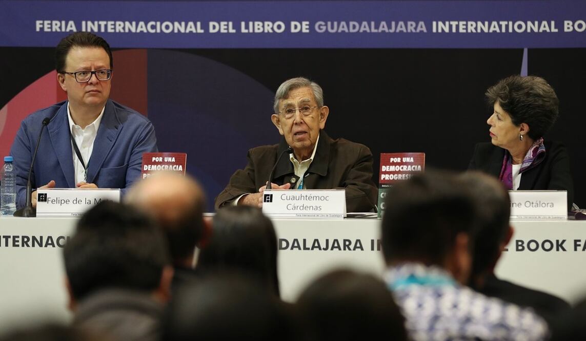 El ingeniero Cuauhtémoc Cárdenas presenta su libro “Por una democracia progresista” en la Feria internacional del Libro de Guadalajara. Fotos: Berenice Fregoso/EL UNIVERSAL.
