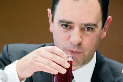 Alejandro Tello saca tijeras para recortar privilegios