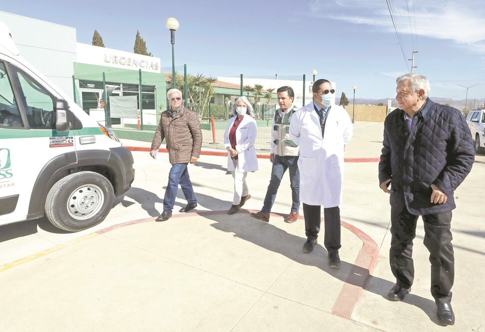 Acompañado por Jaime Bonilla, gobernador de Baja California (izq.), y el director General del IMSS, Zoé Robledo (segundo de izq. a der.), el presidente Andrés Manuel López Obrador visitó una unidad médica del estado. Foto: PRESIDENCIA