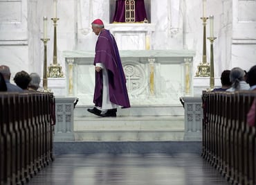 "Él destrozó mi alma y se llevó mi infancia"; víctima de cura pederasta de EU relata abuso