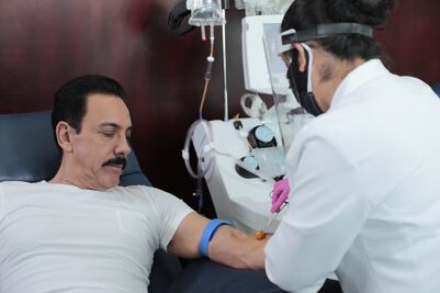 Omar Fayad Meneses dona plasma para pacientes graves de Covid-19