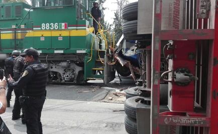 Arrolla tren a tráiler en Insurgentes Norte
