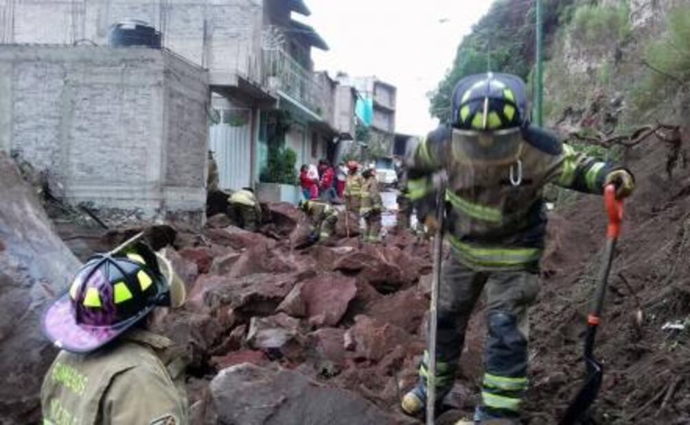 Alud en cerro "El Peñón" daña bardas de 4 lotes en Iztapalapa