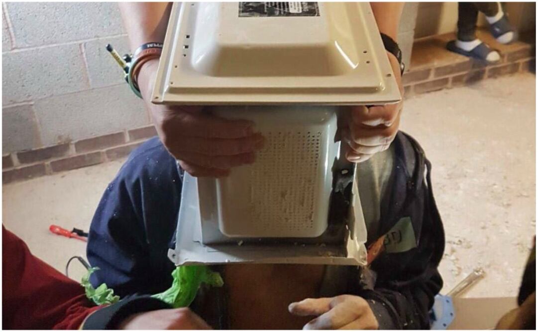 Rescatistas tardaron una hora en desatascar la cabeza del joven del microondas