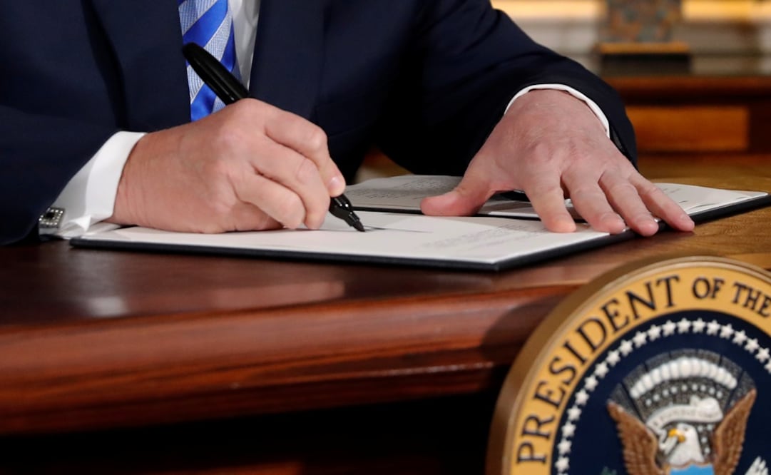 U.S. President Donald Trump signs a proclamation declaring his intention to withdraw from the JCPoA Iran nuclear agreement -Photo: Jonathan Ernst/REUTERS