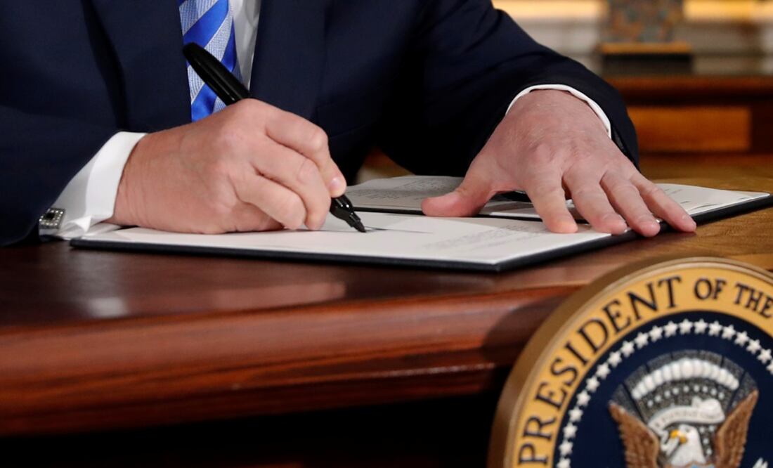 U.S. President Donald Trump signs a proclamation declaring his intention to withdraw from the JCPoA Iran nuclear agreement -Photo: Jonathan Ernst/REUTERS