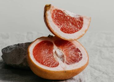Beneficios de tomar jugo de toronja en las mañanas