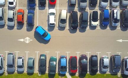 ¿Le bajas a la música para estacionarte? Es normal, según la ciencia