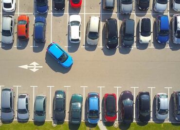 ¿Le bajas a la música para estacionarte? Es normal, según la ciencia