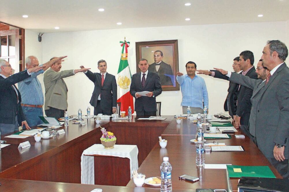 El gobernador Gabino Cué Monteagudo instaló la nueva junta directiva del Instituto Estatal de Educación Pública de Oaxaca, que estará integrado por personal de confianza (ERICK TORRES. EL UNIVERSAL)