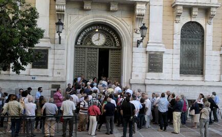 Piden a griegos ingresar su dinero en bancos 