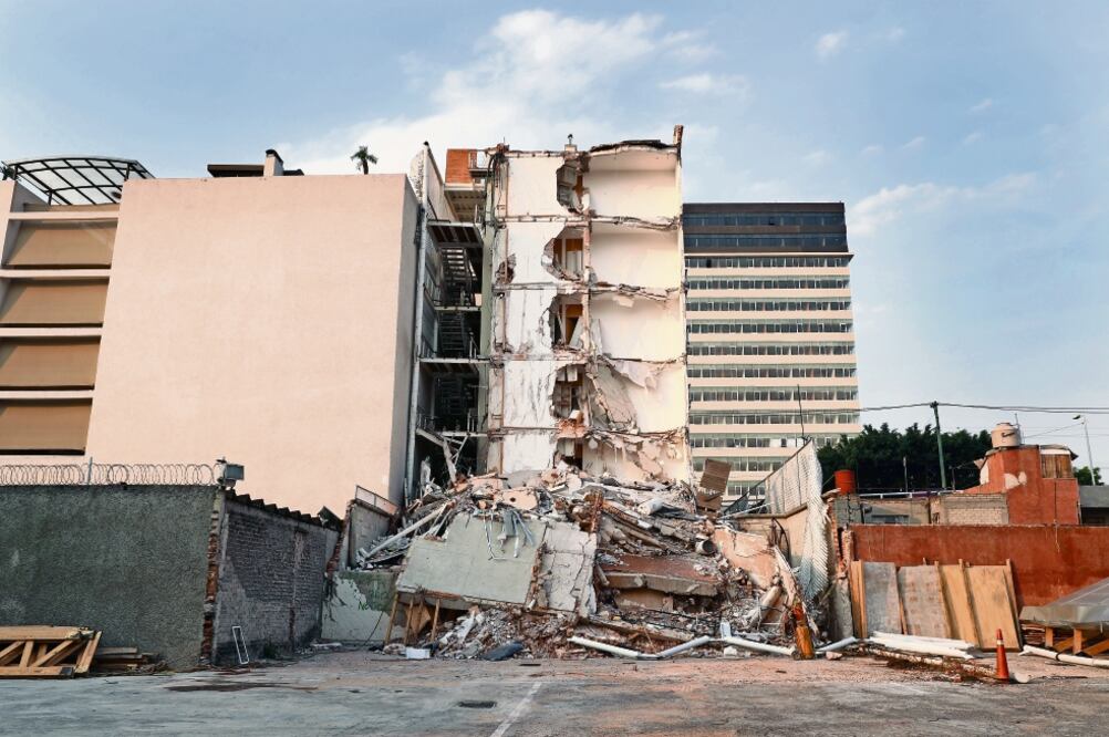 El inmueble de Zapata 56 se colapsó en el sismo del pasado 19 de septiembre y de acuerdo con las autoridades la construcción no correspondía con los planos que tenía en su poder la delegación Benito Juárez. Dos mujeres perdieron la vida en el lugar. (ARC)